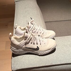 Nike White lacrosse turf shoes athletic Sneakers with Black Swoosh